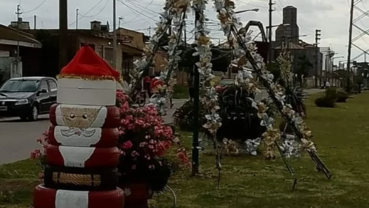 Quequén: Vecinas armaron un arbolito y un original Papá Noel