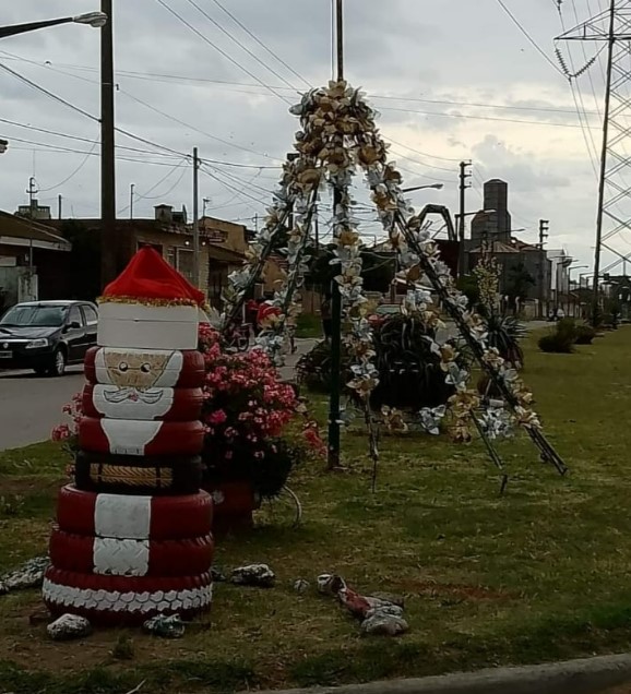 Quequén: Vecinas armaron un arbolito y un original Papá Noel