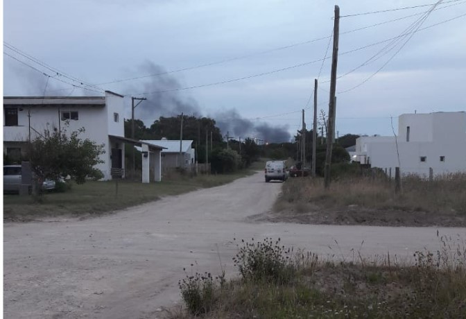 El humo de una cava alertó a los vecinos de Quequén
