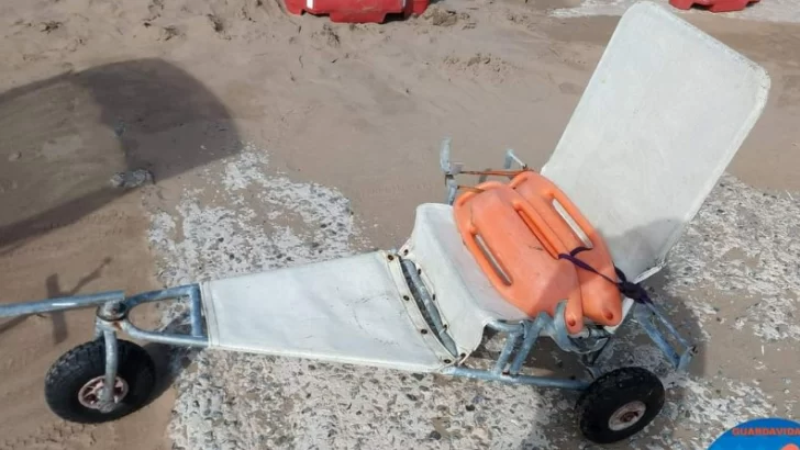 Guardavidas repararon una silla anfibia que llevaba años rota