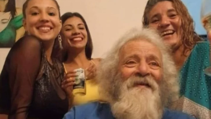 Compartieron la cena Navideña con un abuelo que fue abandonado por su familia