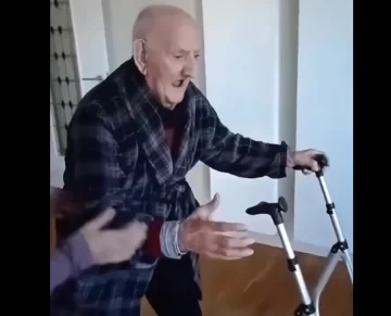 La emotiva reacción de un hombre de 103 años al encontrarse con su esposa después de una larga internación