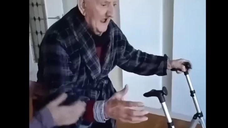 La emotiva reacción de un hombre de 103 años al encontrarse con su esposa después de una larga internación