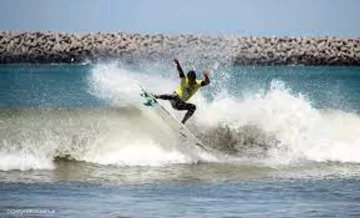 Las playas de Quequén entre los mejores lugares para hacer surf en la Argentina