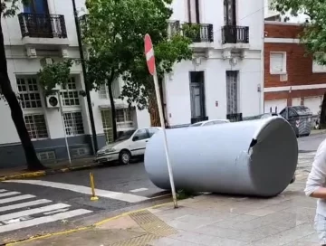 Video: impresionante caída de un tanque de agua de un edificio arriba de autos