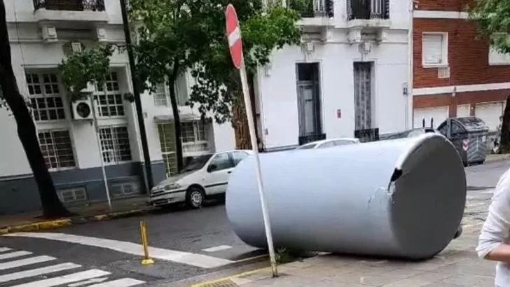 Video: impresionante caída de un tanque de agua de un edificio arriba de autos