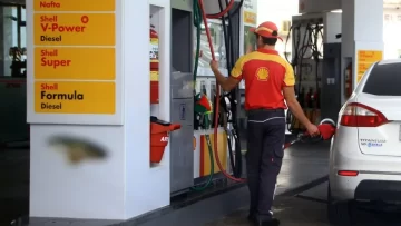Los combustibles suben otro 37% tras la devaluación anunciada por el ministro Caputo