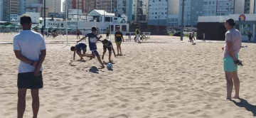 Unos 200 chicos del Envión disfrutan de jornadas recreativas en la playa