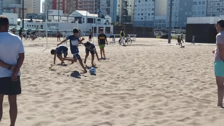 Unos 200 chicos del Envión disfrutan de jornadas recreativas en la playa
