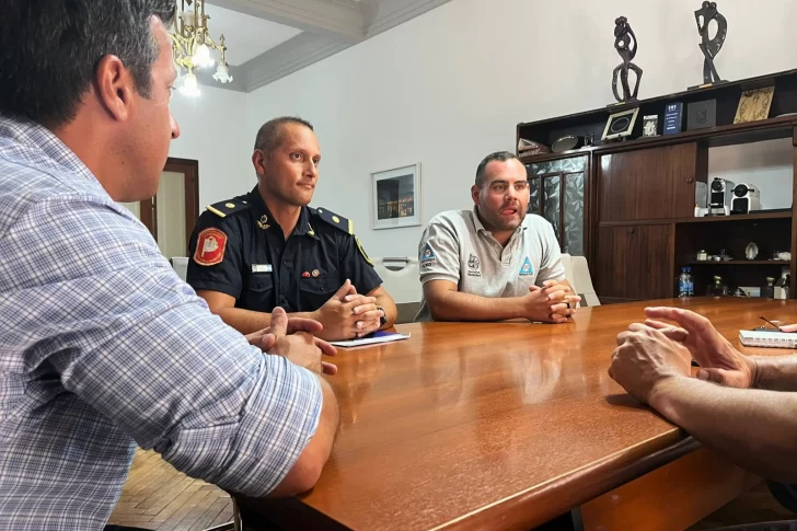 30-01-FOTO-Arturo-Rojas-Subcomisario-Pereyra-Jefe-Cuartel-Bomberos-02-728x485