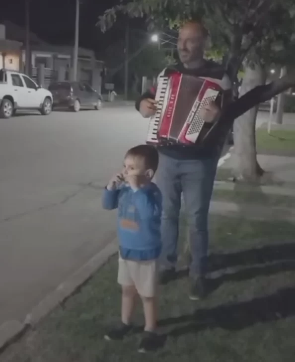 Un niño le cantó a los recolectores de residuos