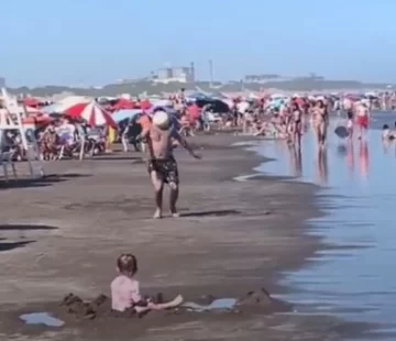 Captan un tremendo jueguito de pelota en la playa y lo reflejan los medios nacionales