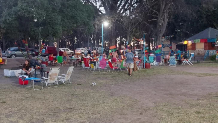 El asadito en los fogones del parque sigue siendo uno de los clásicos del verano