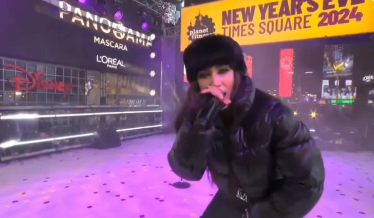 Video: María Becerra la rompió en Times Square por los festejos de Año Nuevo