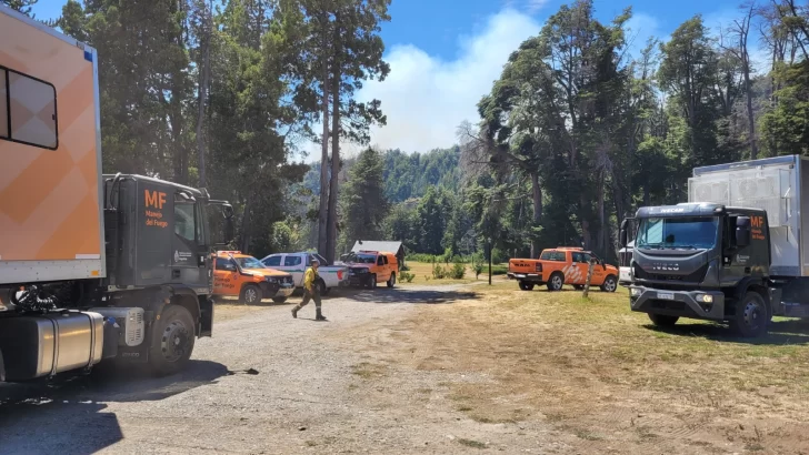 Nación refuerza con brigadistas  para controlar el incendio en el Parque Nacional Los Alerces