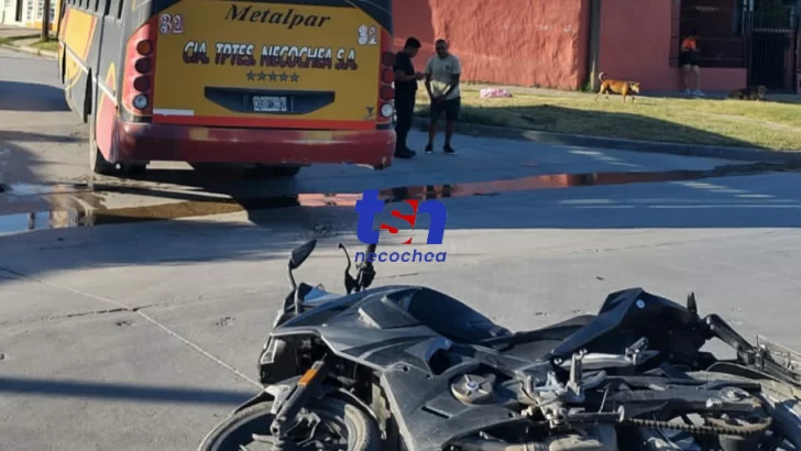 Motociclista internado tras chocar con un colectivo azul