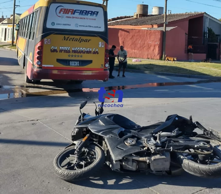 Motociclista internado tras chocar con un colectivo azul