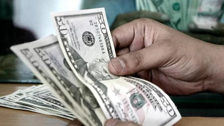 El dólar blue subió cinco pesos pero se mantiene por debajo de los financieros