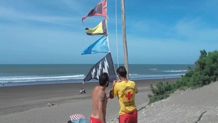 Celeste, negra y roja o negra y amarilla: ¿Cuál es el significado de las banderas en la playa?