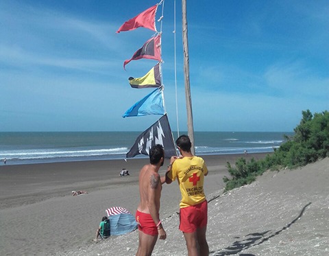 Celeste, negra y roja o negra y amarilla: ¿Cuál es el significado de las banderas en la playa?