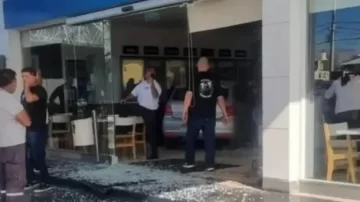 Intentó esquivar una moto y terminó adentro de una estación de servicio