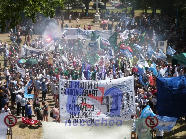 Multitudinaria movilización en la plaza Dardo Rocha