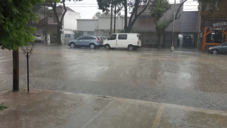Una fuerte lluvia cae en Necochea y Quequén