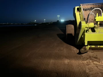 Limpiaron las algas rojas de la playa de Quequén