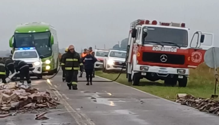 Chocaron dos camiones en Ruta 226 y la calzada quedó cubierta de botellas de vino