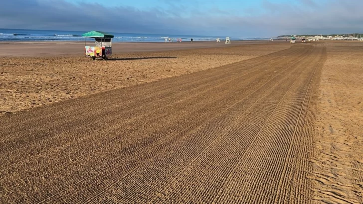 Intensa labor de la barredora de arena en las playas de Necochea