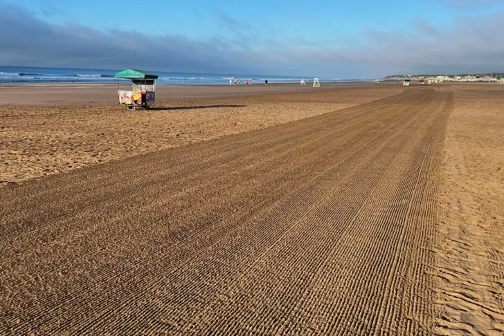 Intensa labor de la barredora de arena en las playas de Necochea