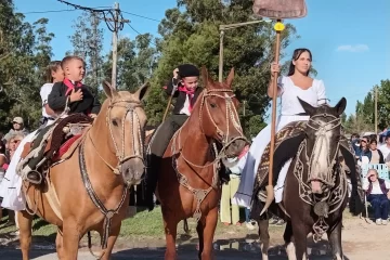 Con el desfile se inició la Fiesta Provincial del Girasol