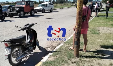 Choque entre moto y auto: una mujer herida