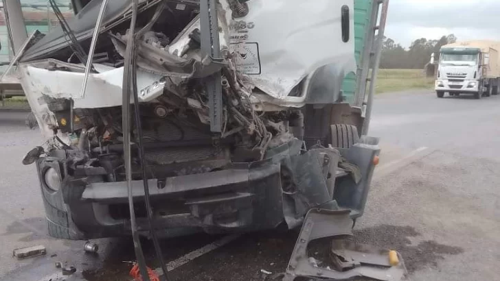 Transportistas hospitalizados tras el choque de dos camiones en ruta 86