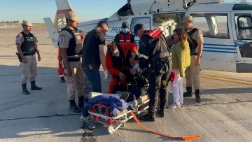 En una milimétrica maniobra de rescate, Prefectura evacuó a un tripulante de un buque