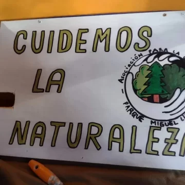 Colocan carteles para alentar el cuidado del parque