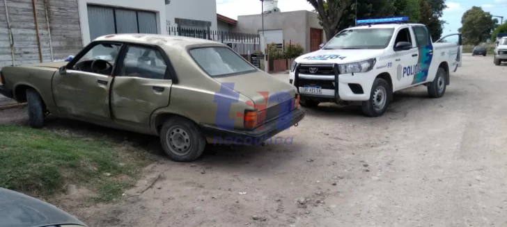 Bajó a hacer unas compras, dejó el auto con la llave puesta y se lo robaron