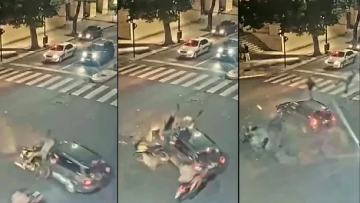 Video: un muerto y tres heridos en un impactante choque en La Plata entre dos motos y un auto