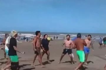 Batalla campal en la playa por un partido de vóley