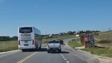 Video: un micro de Plusmar sobrepasó a cuatro vehículos en una curva de la ruta 11