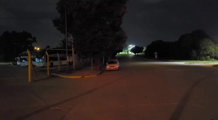 Luminarias apagadas en avenida 58 y una fea postal de ingreso a Necochea