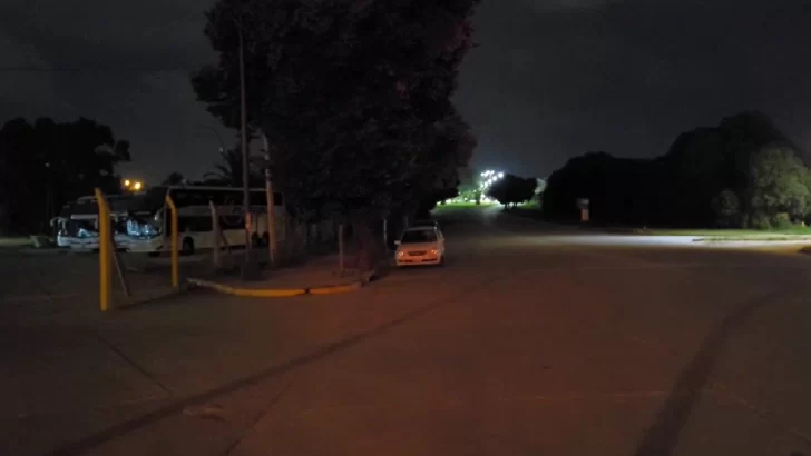 Luminarias apagadas en avenida 58 y una fea postal de ingreso a Necochea