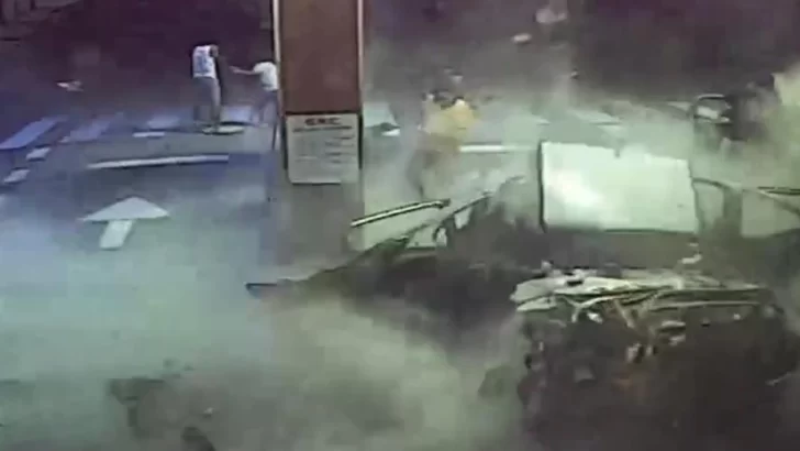 Video: explotó un auto con cocaína mientras cargaba gas y detuvieron a una policía bonaerense