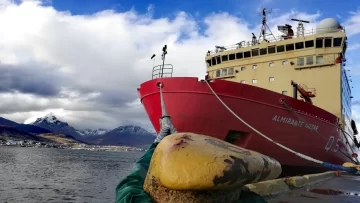 Impactante: así llegó el Rompehielos Almirante Irízar a Ushuaia