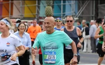 Llegó a pesar 130 kilos y ahora corre maratones con una ananá en la cabeza para concientizar