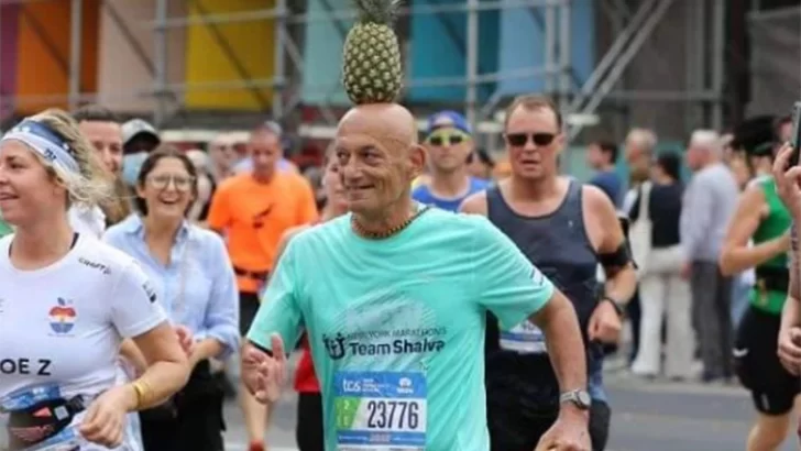 Llegó a pesar 130 kilos y ahora corre maratones con una ananá en la cabeza para concientizar
