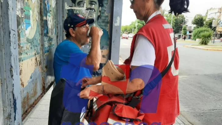 Voluntarios de la Cruz Roja reparten agua fresca a vecinos