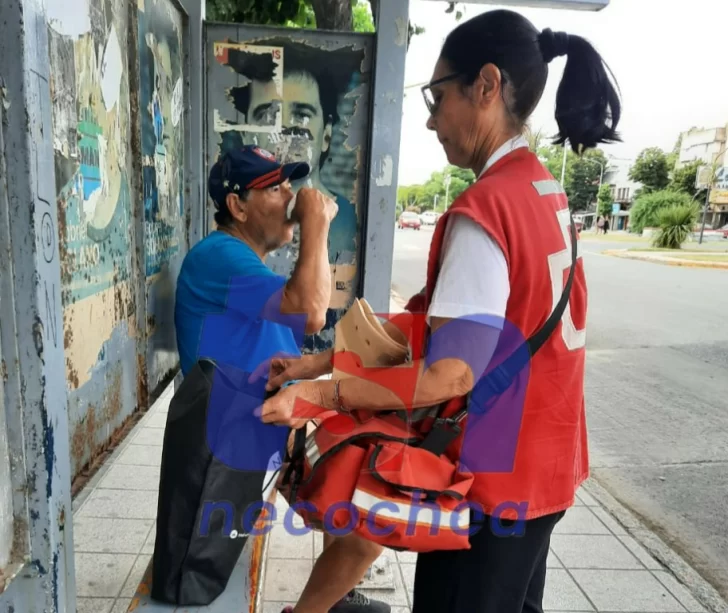 Voluntarios de la Cruz Roja reparten agua fresca a vecinos