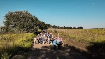 Cientos de files caminaron por la ribera para hacer el Vía Crucis