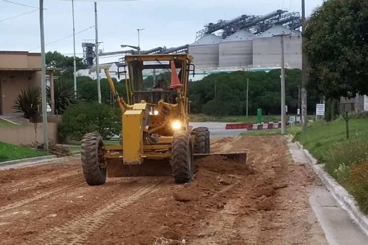 El Emsur realiza tareas de bacheos, repasos y entoscados